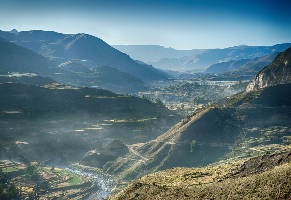 Cañón del Colca con terrazas andinas y valle al amanecer, Arequipa, Perú