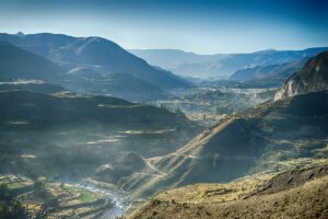 Cañón del Colca con terrazas andinas y valle al amanecer, Arequipa, Perú
