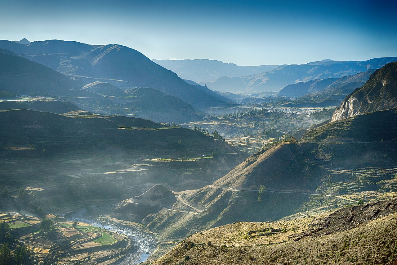 Cañón del Colca con terrazas andinas y valle al amanecer, Arequipa, Perú