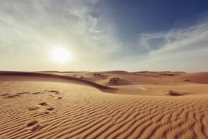 Dunas de arena dorada en el desierto de Ica cerca de Huacachina, Perú
