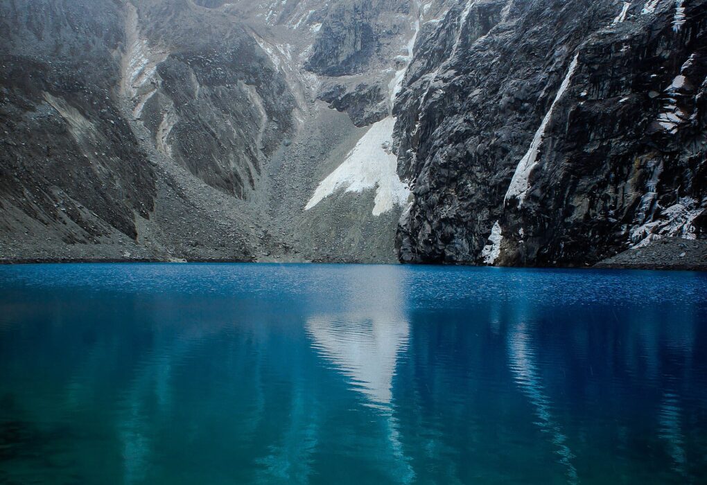 Laguna turquesa y nevados de la Cordillera Blanca cerca de Huaraz, Perú