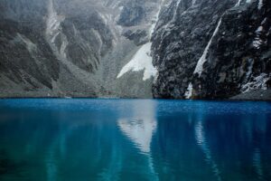 Laguna turquesa y nevados de la Cordillera Blanca cerca de Huaraz, Perú
