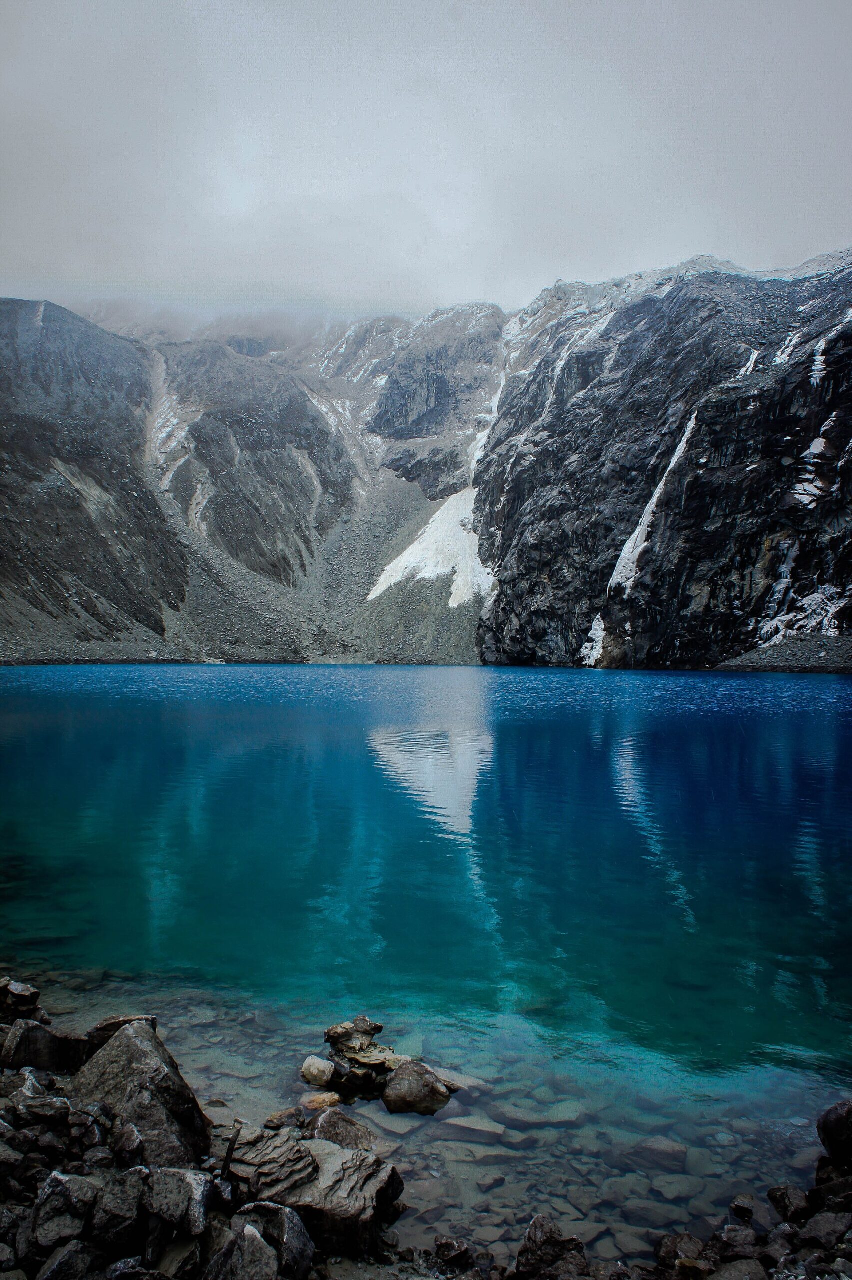 Laguna turquesa y nevados de la Cordillera Blanca cerca de Huaraz, Perú