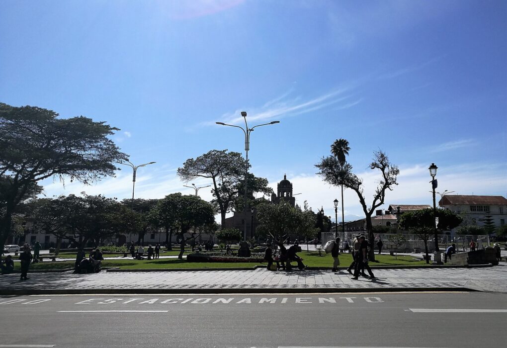 Plaza de Armas colonial de Cajamarca con arquitectura andina bajo cielo claro