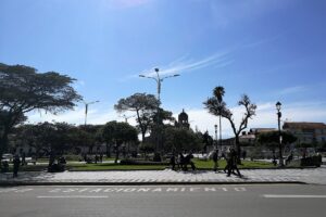Plaza de Armas colonial de Cajamarca con arquitectura andina bajo cielo claro