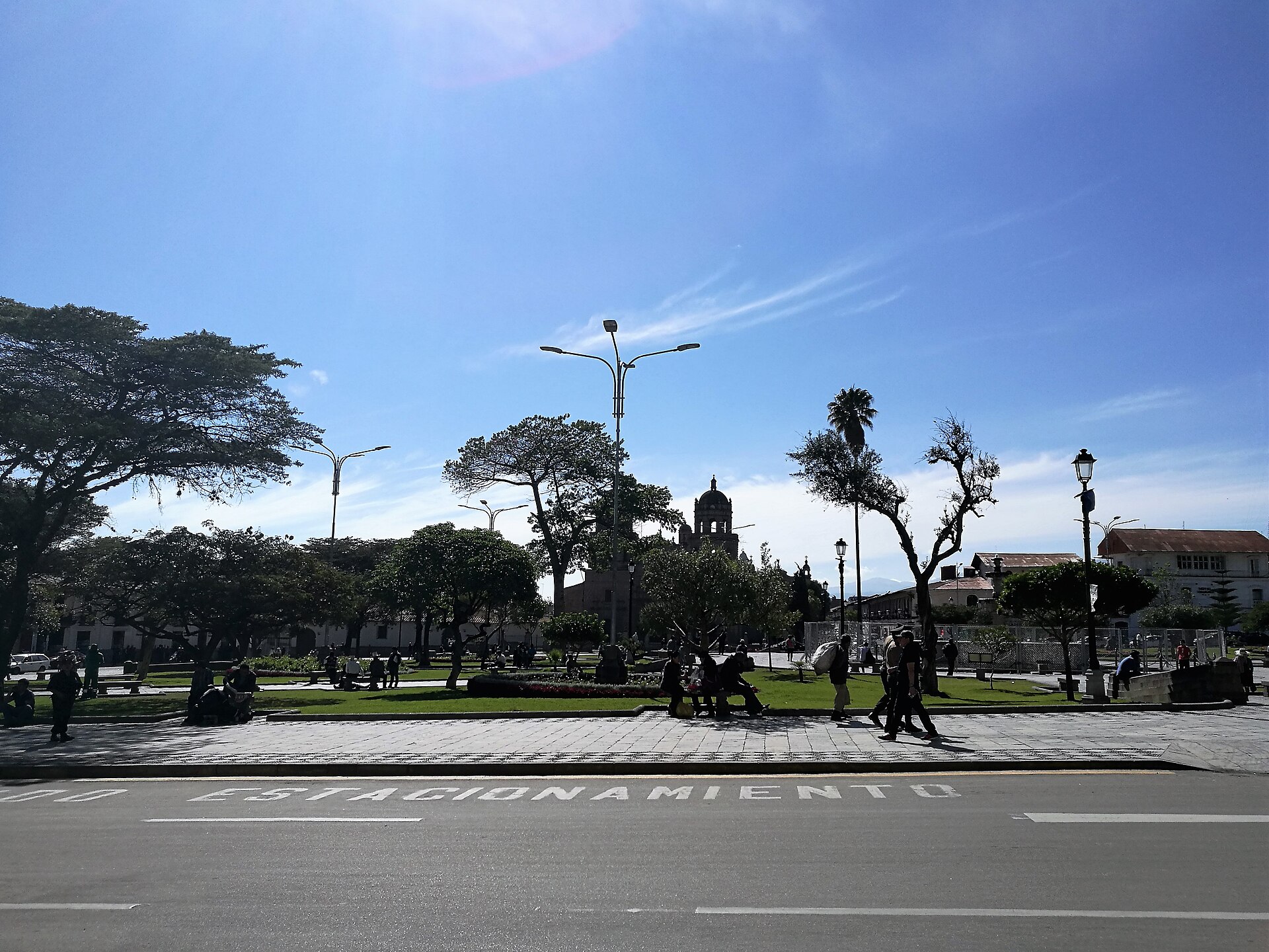 Plaza de Armas colonial de Cajamarca con arquitectura andina bajo cielo claro