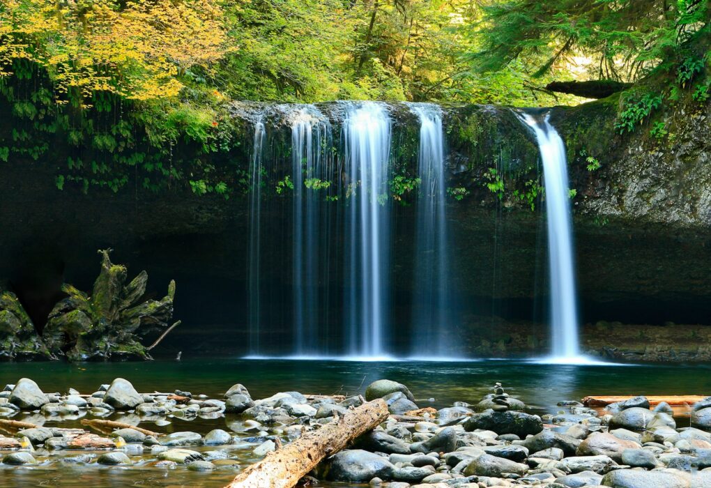 Catarata en bosque húmedo con poza verde, ambiente de Gocta cerca de Chachapoyas, Perú