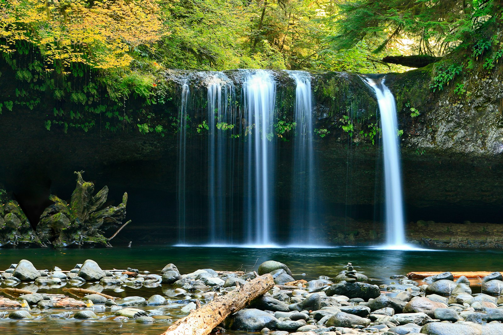 Catarata en bosque húmedo con poza verde, ambiente de Gocta cerca de Chachapoyas, Perú