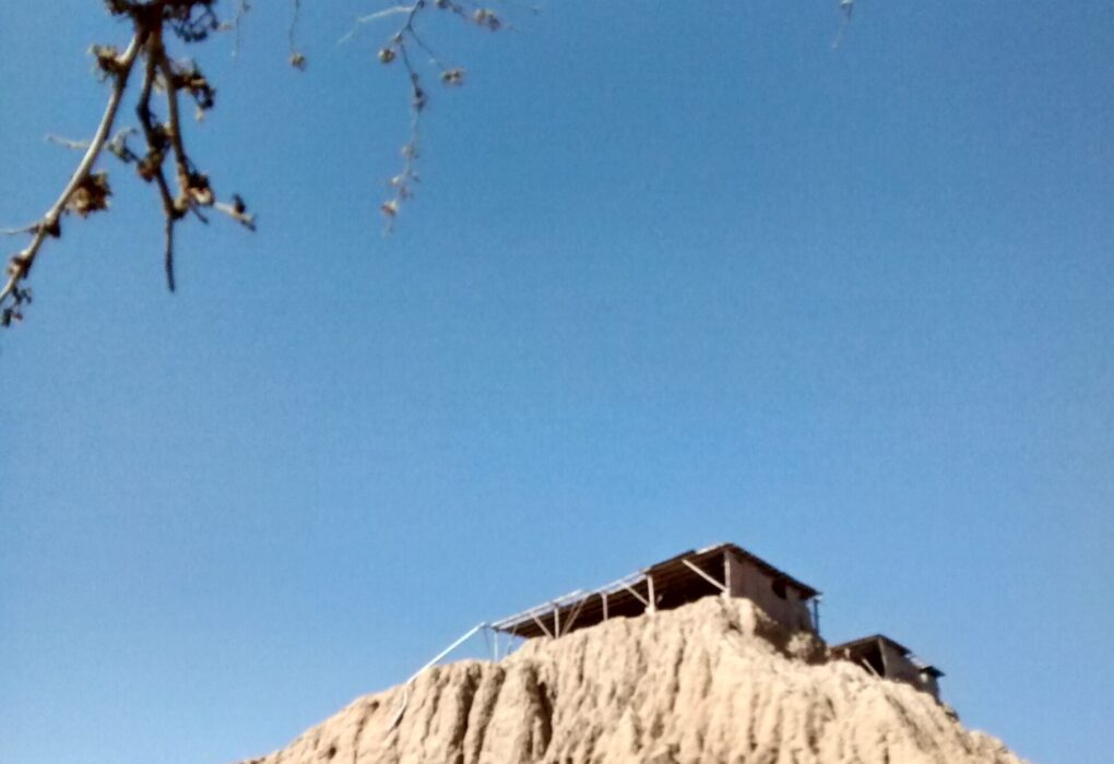 Pirámide de adobe (huaca) en Túcume, Lambayeque, bajo cielo azul