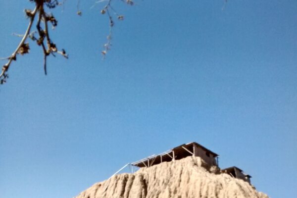 Pirámide de adobe (huaca) en Túcume, Lambayeque, bajo cielo azul