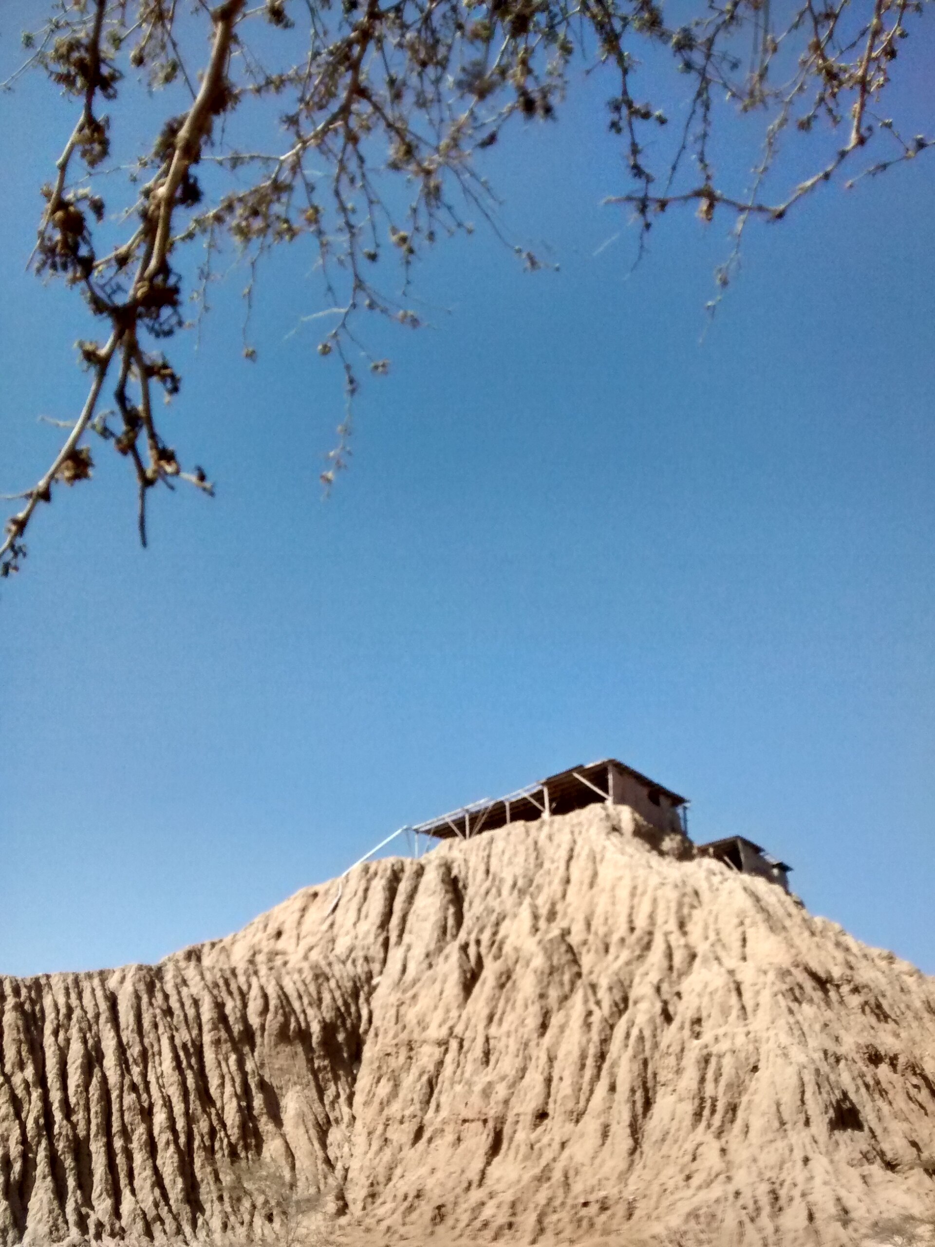 Pirámide de adobe (huaca) en Túcume, Lambayeque, bajo cielo azul