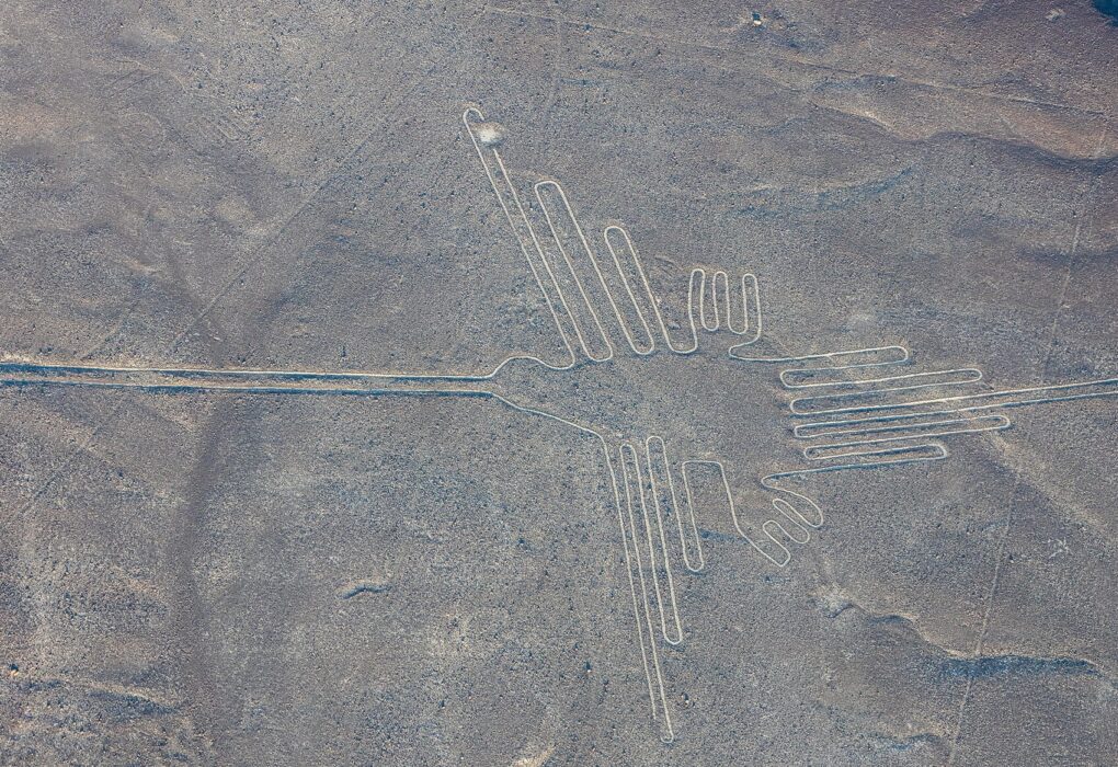 Geoglifos de las líneas de Nazca vistos desde el aire sobre el desierto peruano