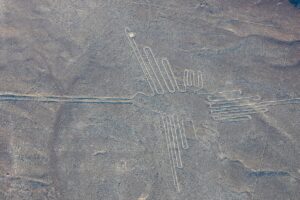 Geoglifos de las líneas de Nazca vistos desde el aire sobre el desierto peruano