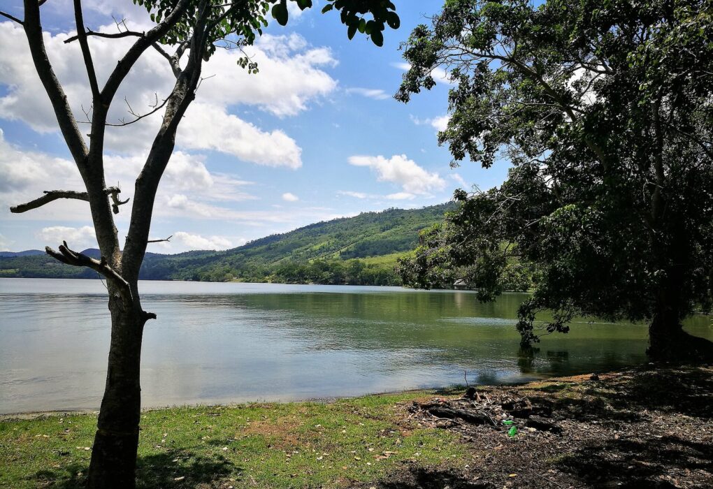 Laguna de Sauce en San Martín, con colinas cubiertas de selva alta y cielo con nubes cerca de Tarapoto