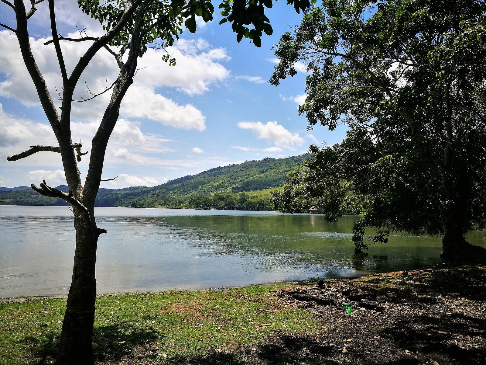 Laguna de Sauce en San Martín, con colinas cubiertas de selva alta y cielo con nubes cerca de Tarapoto