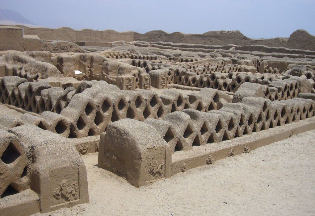 Ruinas de adobe de Chan Chan cerca de Trujillo bajo cielo costero