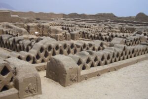 Ruinas de adobe de Chan Chan cerca de Trujillo bajo cielo costero
