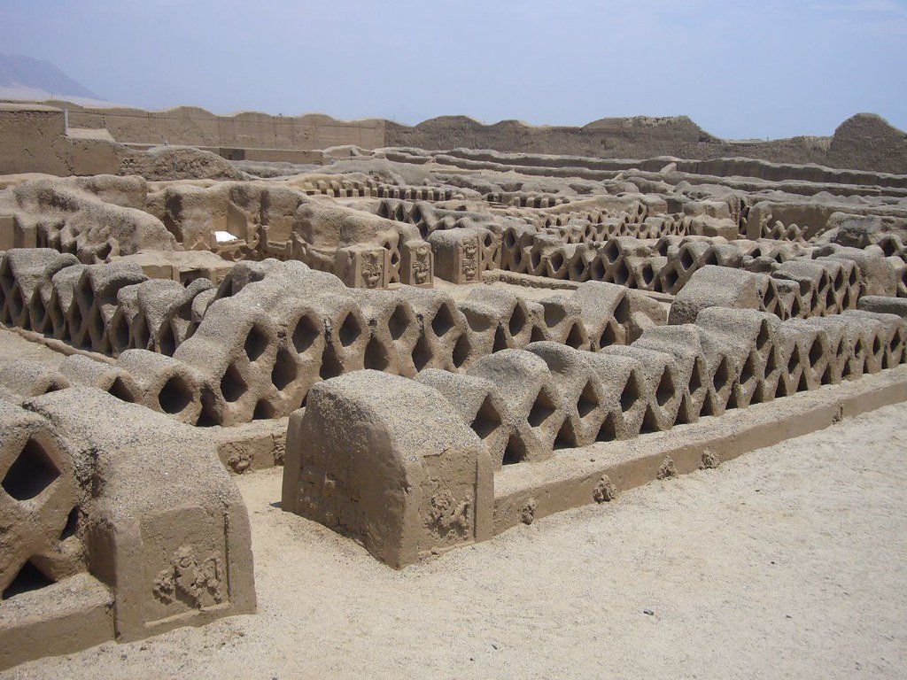 Ruinas de adobe de Chan Chan cerca de Trujillo bajo cielo costero
