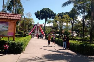 Plaza de Armas de Oxapampa con decoraciones, edificios de madera y cielo despejado
