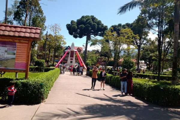 Plaza de Armas de Oxapampa con decoraciones, edificios de madera y cielo despejado