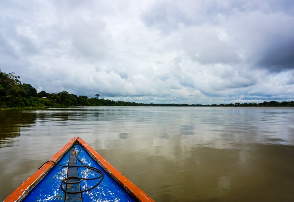 Laguna de Yarinacocha cerca de Pucallpa, con agua oscura, vegetación densa y cielo nublado