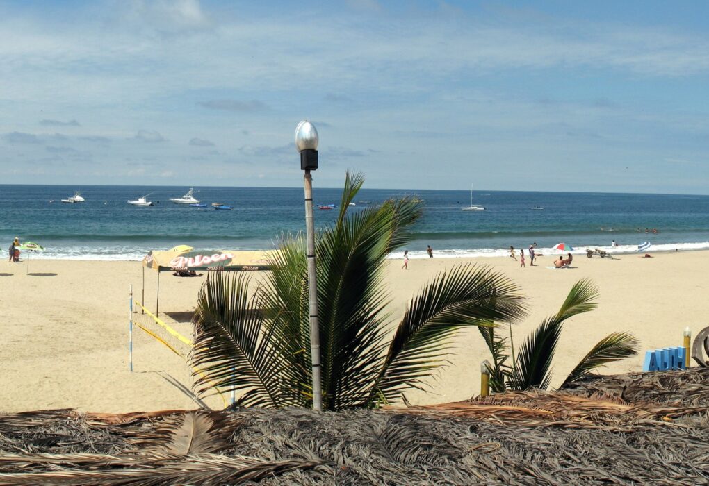 Playa de Punta Sal en Tumbes con arena clara, mar azul y horizonte bajo cielo despejado