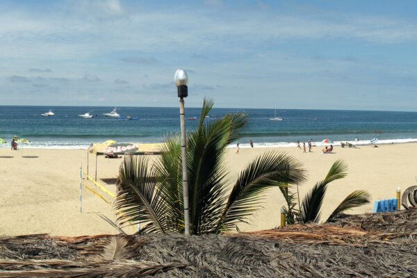 Playa de Punta Sal en Tumbes con arena clara, mar azul y horizonte bajo cielo despejado