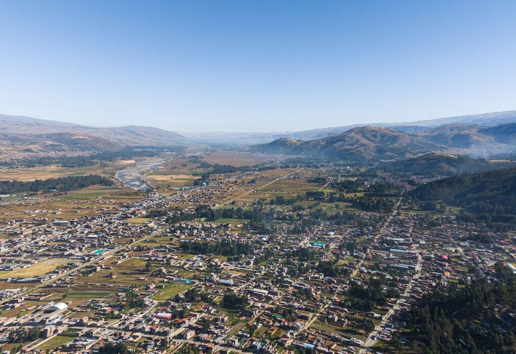 Vista aérea del Valle del Mantaro desde Concepción, con casas, chacras, el río y cerros al fondo