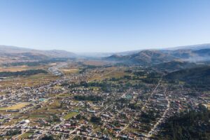 Vista aérea del Valle del Mantaro desde Concepción, con casas, chacras, el río y cerros al fondo
