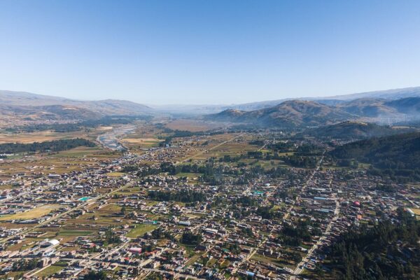 Vista aérea del Valle del Mantaro desde Concepción, con casas, chacras, el río y cerros al fondo